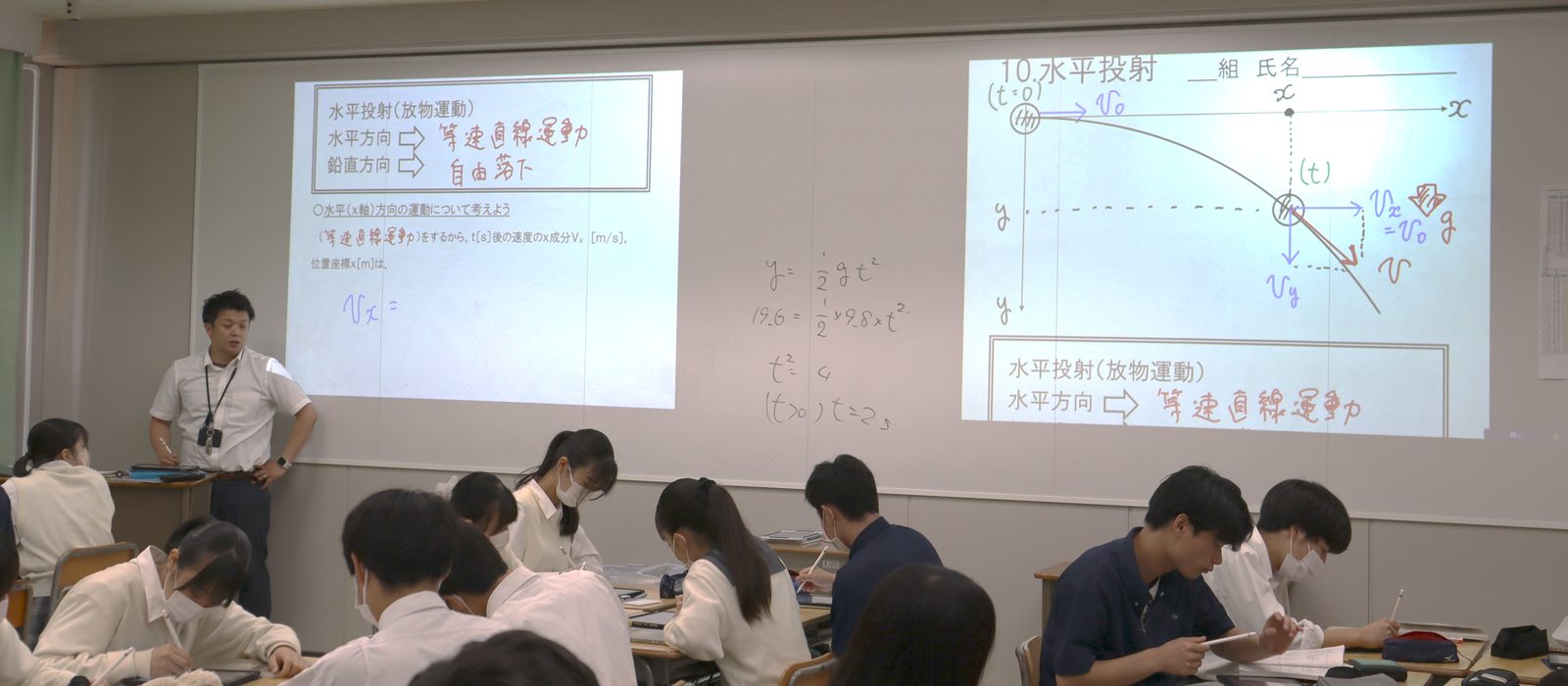 左の画面にワークシート、右の画面に図を映し、間のホワイトボードに板書しながら進める授業