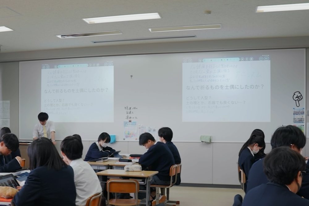 2つの画面を使った授業で、iPadを手に学ぶ生徒たち