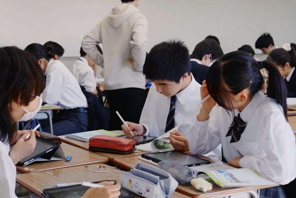 iPadにペンで書きこみながら学ぶ生徒たち
