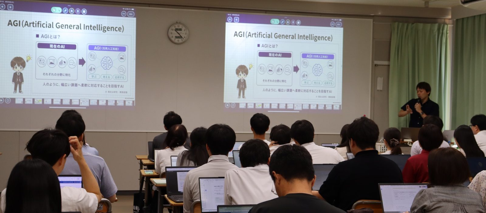 2つの画面を使って生成AIについて学ぶ、先生たちの研修